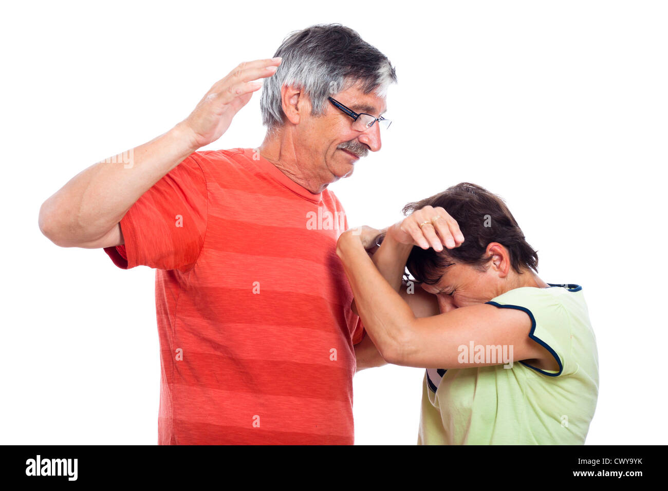 La violence domestique abus concept, couple d'âge moyen des combats, isolé sur fond blanc. Banque D'Images