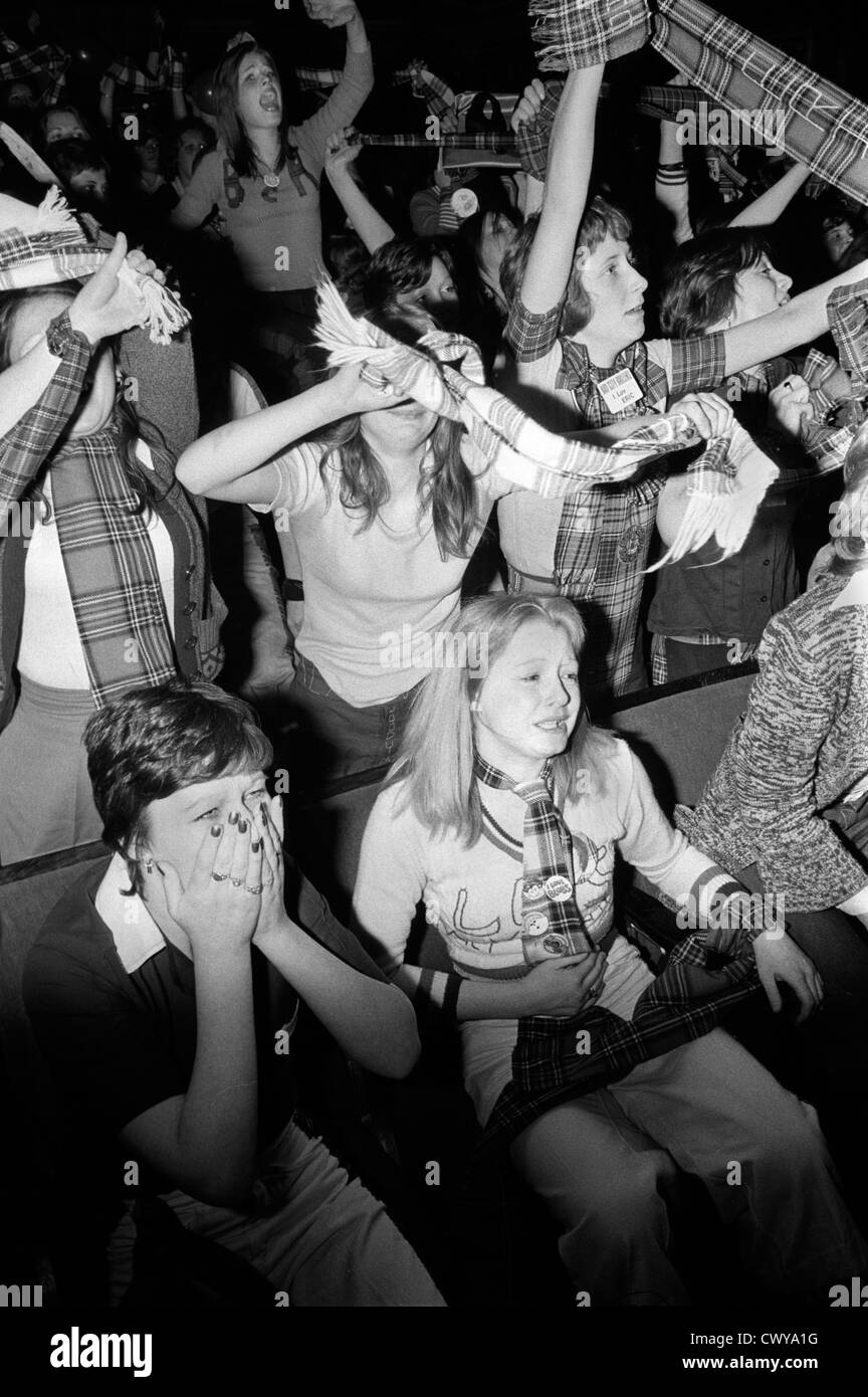 Bay City Rollers jeunesse groupe pop concert garçon groupe fille teen fans adolescents au concert Newcastle UK 1970s. HOMER SYKES Banque D'Images