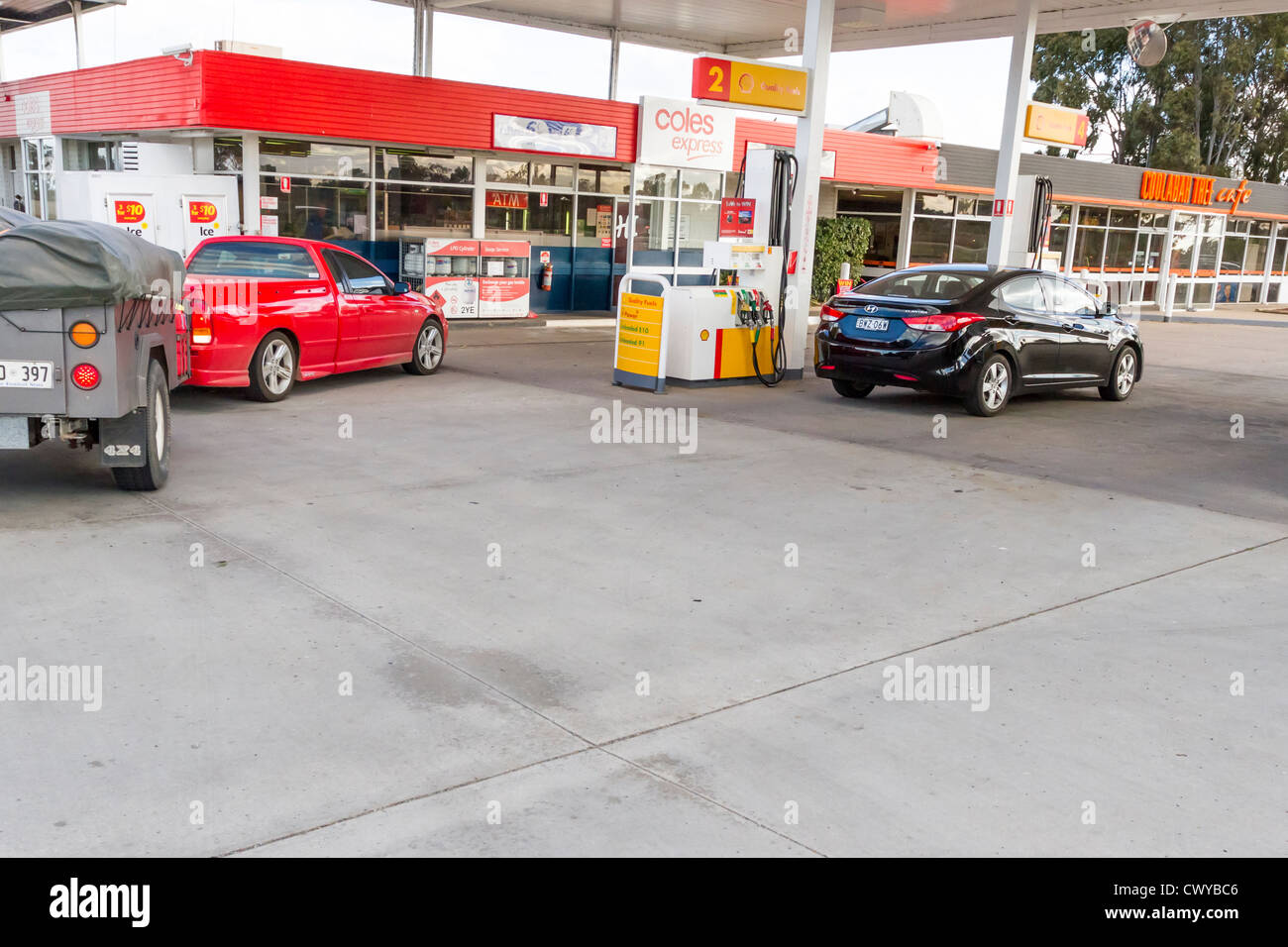 Voiture avec remorque en tirant dans la station service Shell Petroleum outback NSW, Australie Banque D'Images