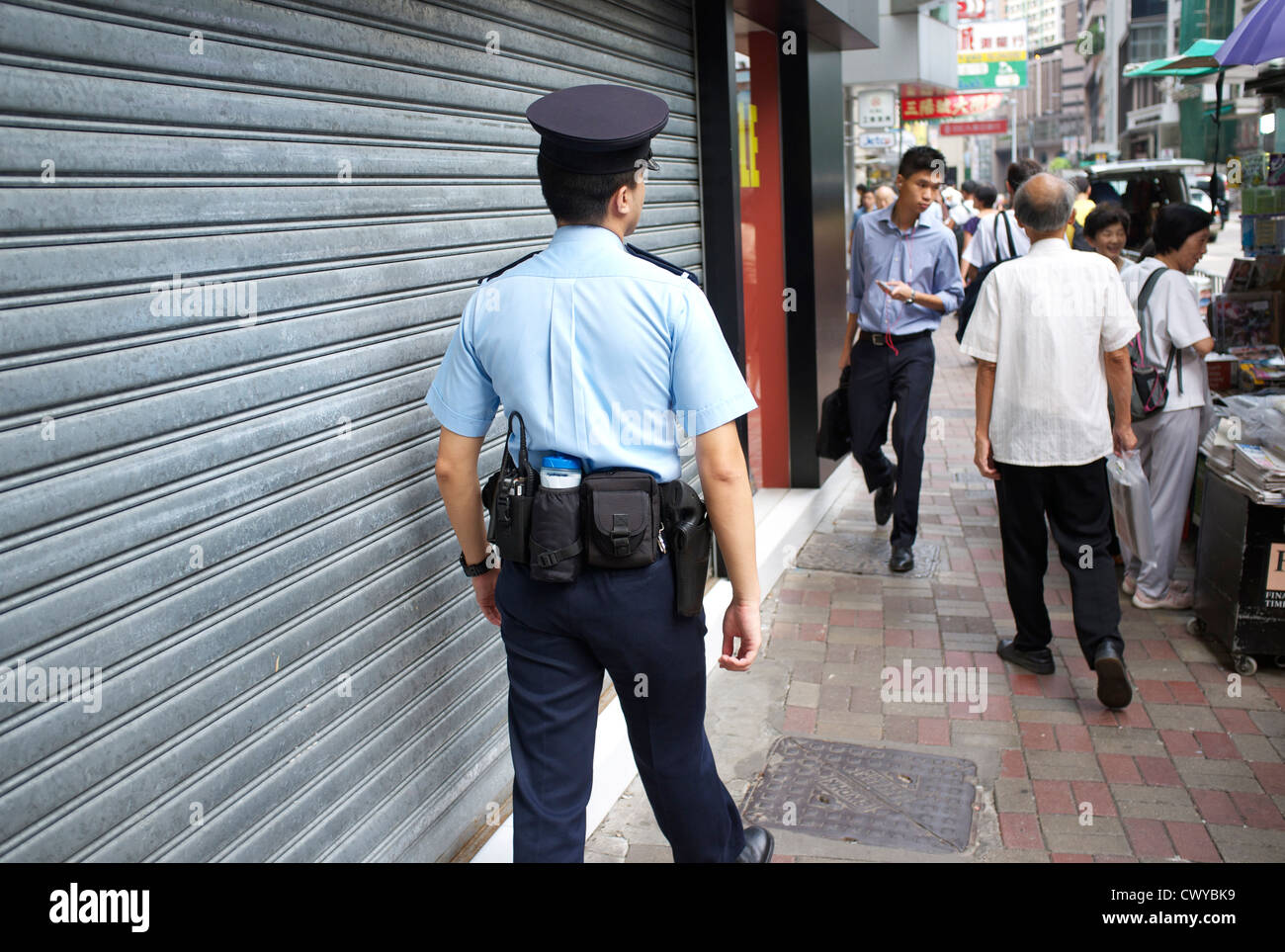 Un policier patrouille dans le centre de Hong Kong. 28-Aug-2012 Banque D'Images