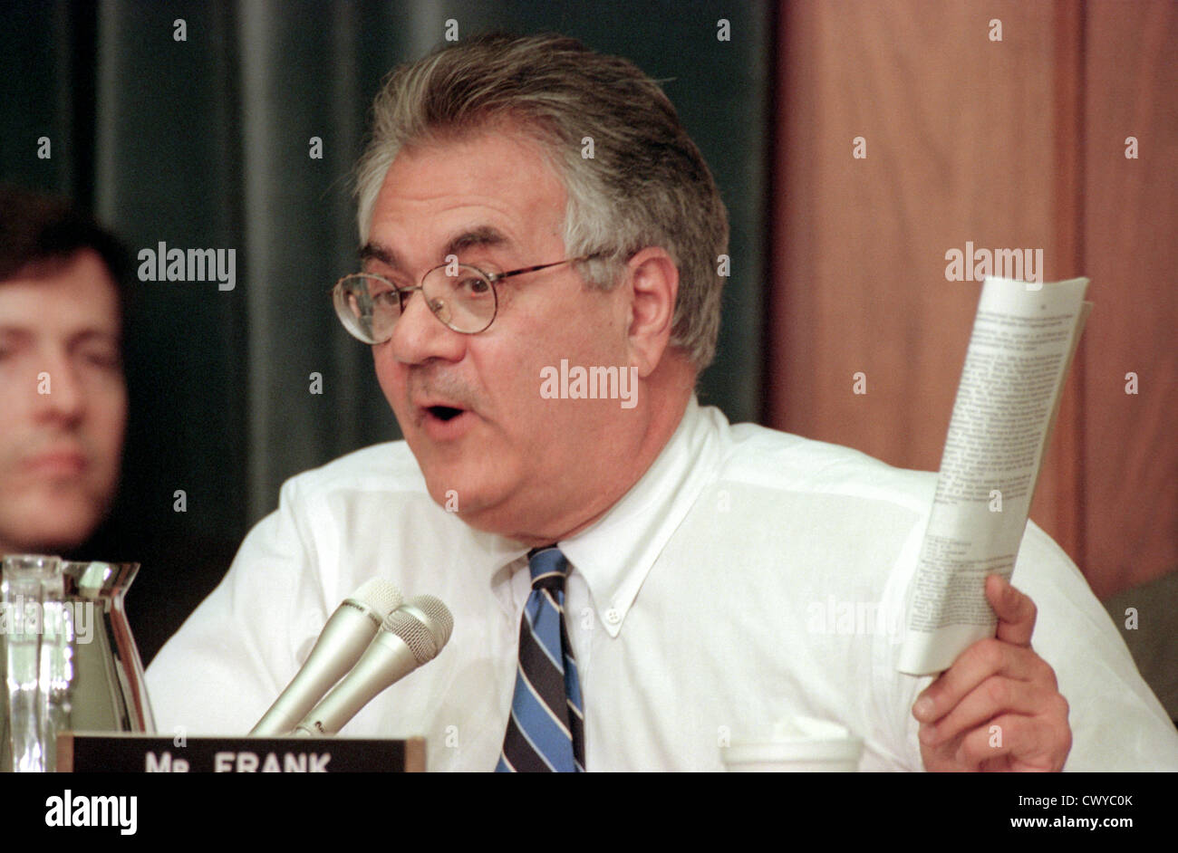 Rép. démocrate Barney Frank au cours de Comité Judiciaire de la Chambre pendant les audiences sur la question de savoir si une procédure d'impeachment devrait commencer à l'encontre du Président Bill Clinton, le 5 octobre 1998 à Washington, DC. Ce n'est que la troisième fois dans l'histoire des Etats-Unis qu'une procédure de destitution contre le président ont été portées au comité de la Chambre. Banque D'Images