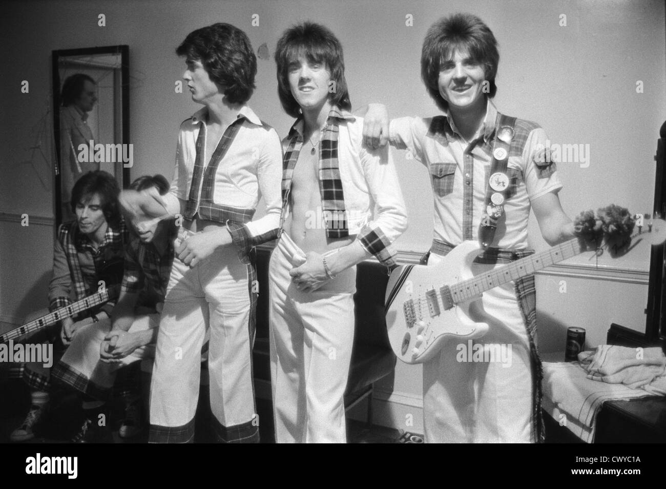 Bay City Rollers pop group boys band Newcastle UK 1970s dressing room après le concert live. 1975 HOMER SYKES Banque D'Images