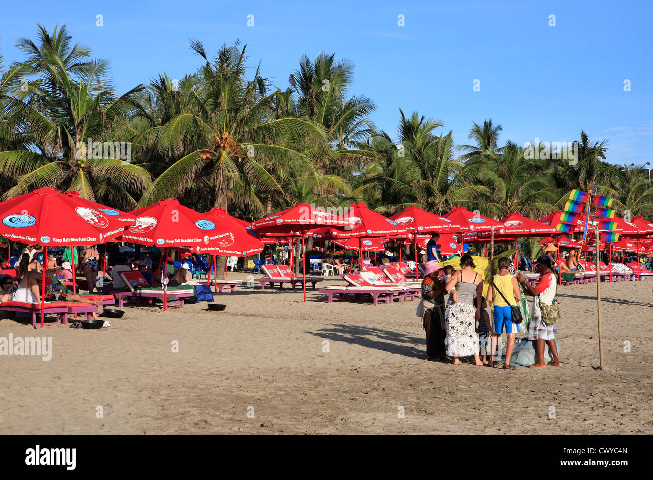 Les touristes à la recherche de produits offerts par les marchands de plage. Plage de Legian Kuta, Bali, Indonésie Banque D'Images