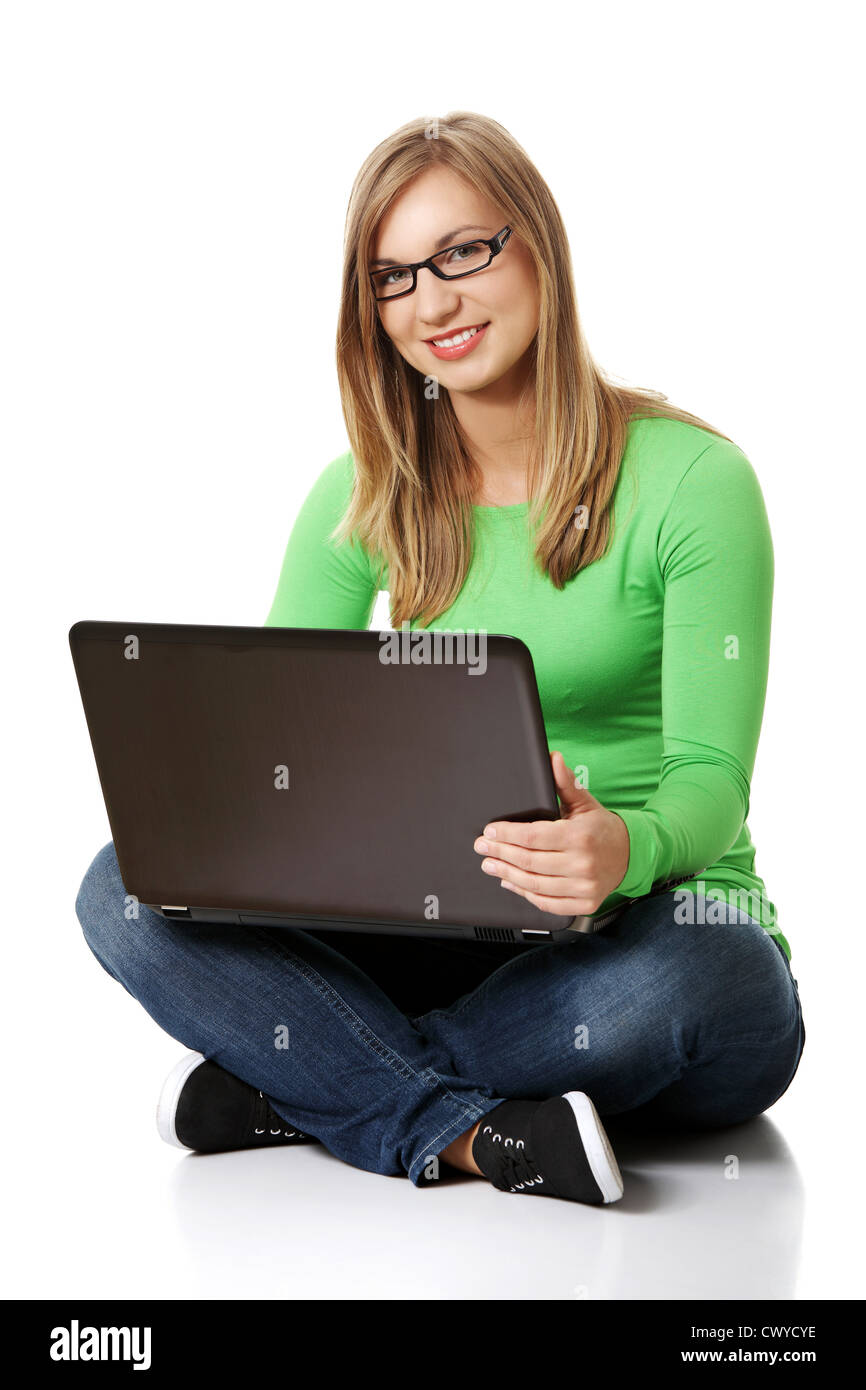 Casual young blonde woman working on her laptop Banque D'Images