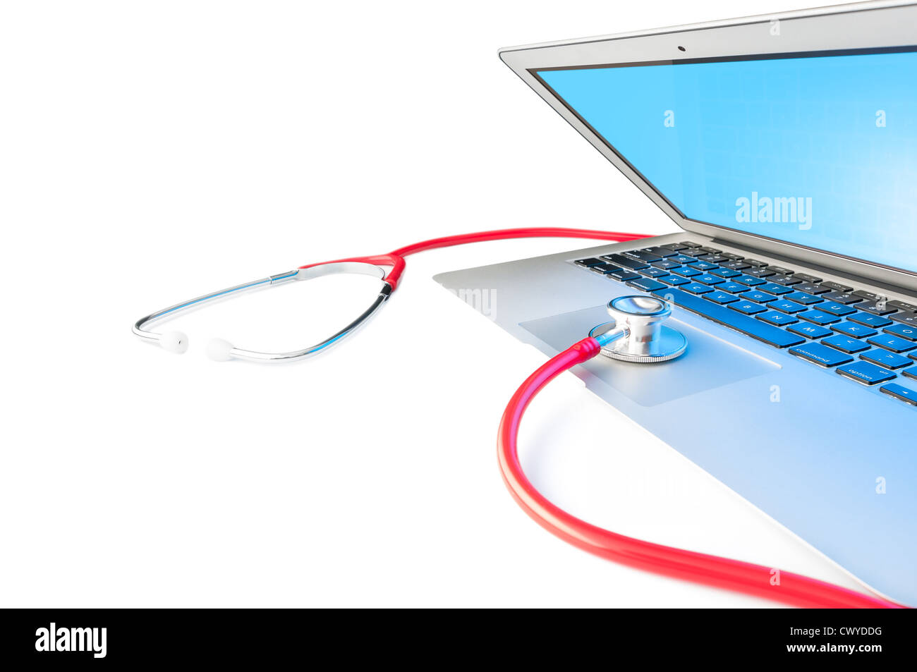 Ouvrir un ordinateur portable avec écran bleu argent isolé sur fond blanc.  Stéthoscope rouge sur ordinateur. La détection de virus et de réparation en  ligne Photo Stock - Alamy