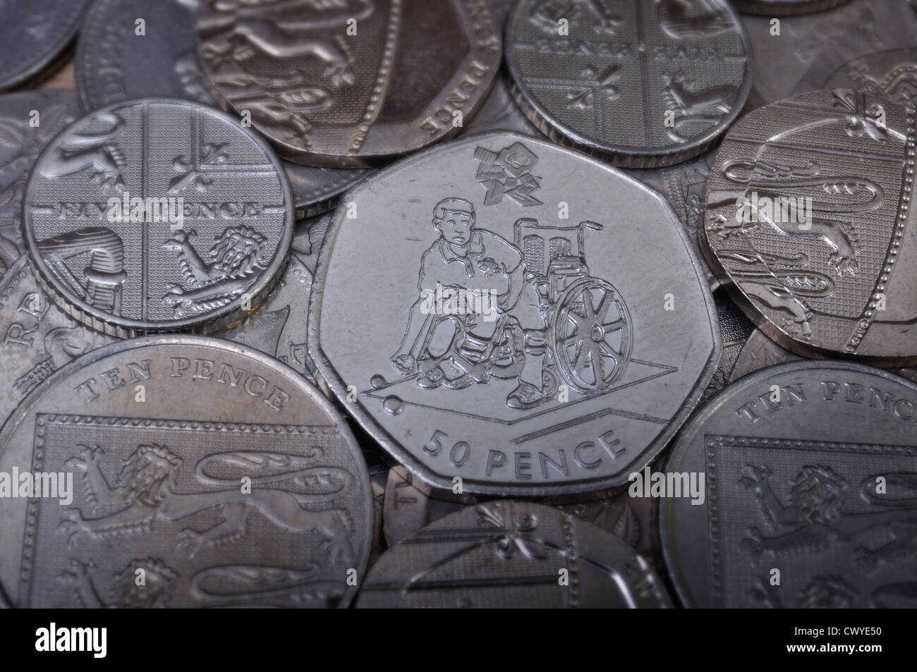Pièces de monnaie Sterling jeux paralympiques avec cinquante pence pièce contre cinq dix et vingt pence morceaux Banque D'Images