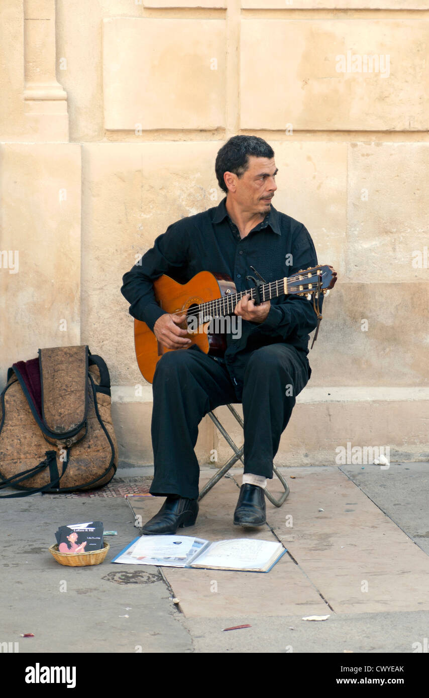 Homme avec Guitare manouche : Gypsy homme joue de la guitare sur le  trottoir de 'Saintes Maries de la mer', Camargue, France Photo Stock - Alamy