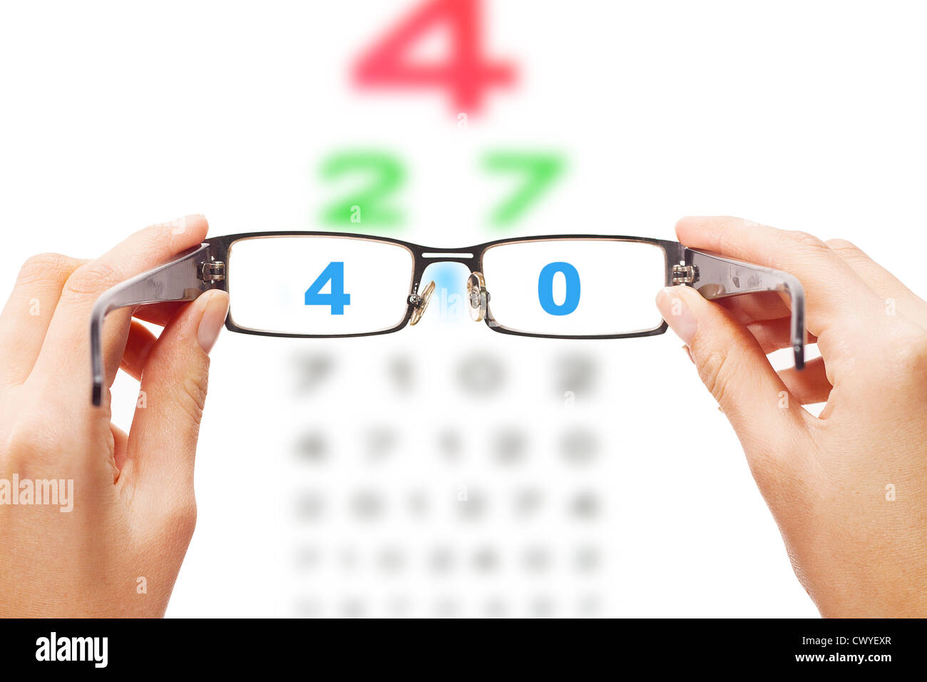 Les mains tenant lunettes avec l'œil dans l'arrière Banque D'Images