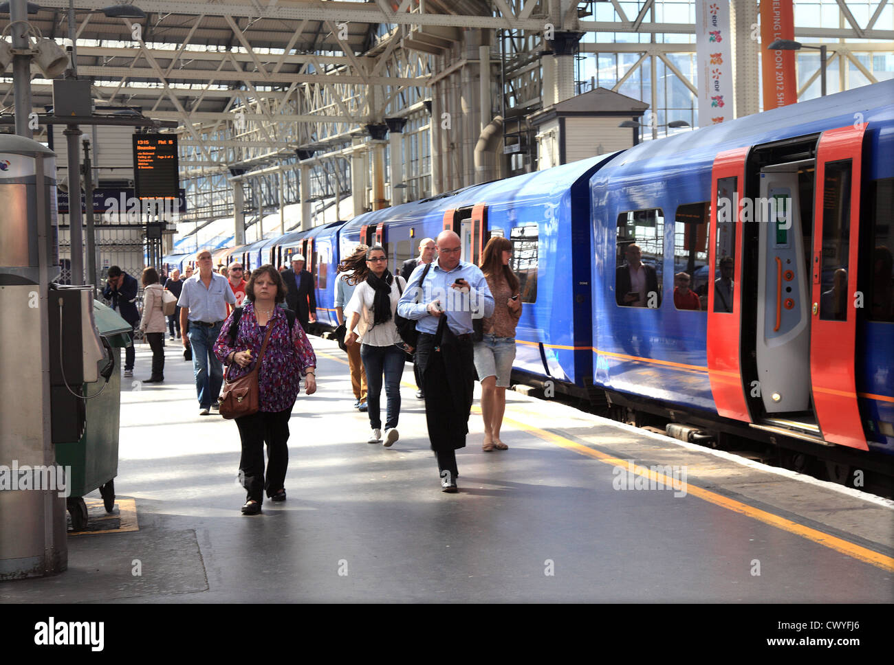 Les voyageurs arrivant à la gare de Waterloo à Londres de la plate-forme UK. Banque D'Images