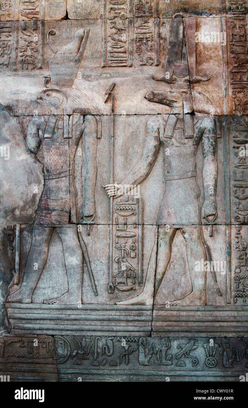 D'hiéroglyphes et de secours dans le Temple de Kom Ombo, Egypte Banque D'Images