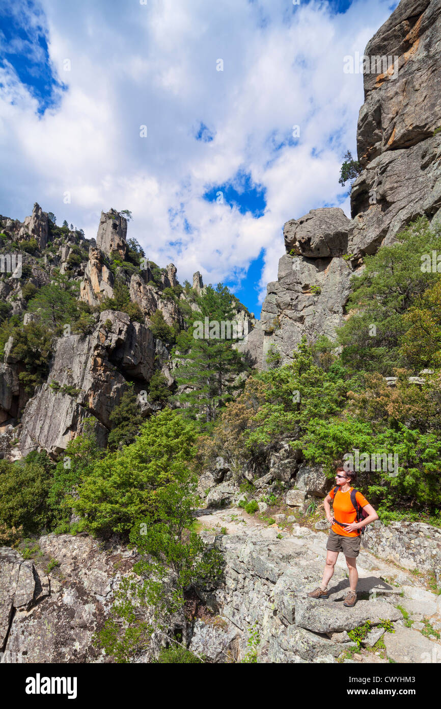 Femme de la randonnée à travers le Canyon Tavignano, Corse, France Banque D'Images