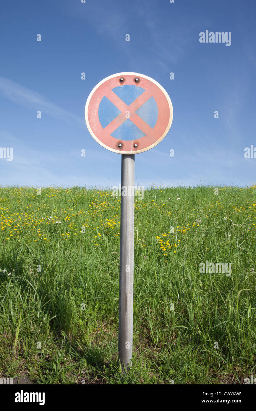 No parking sign on meadow, Duisburg, Germany, Europe Banque D'Images