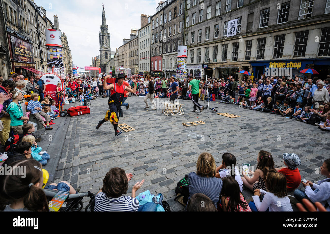 Un artiste Fringe divertit la foule et annonce leurs montrer sur le High Street à Édimbourg Banque D'Images