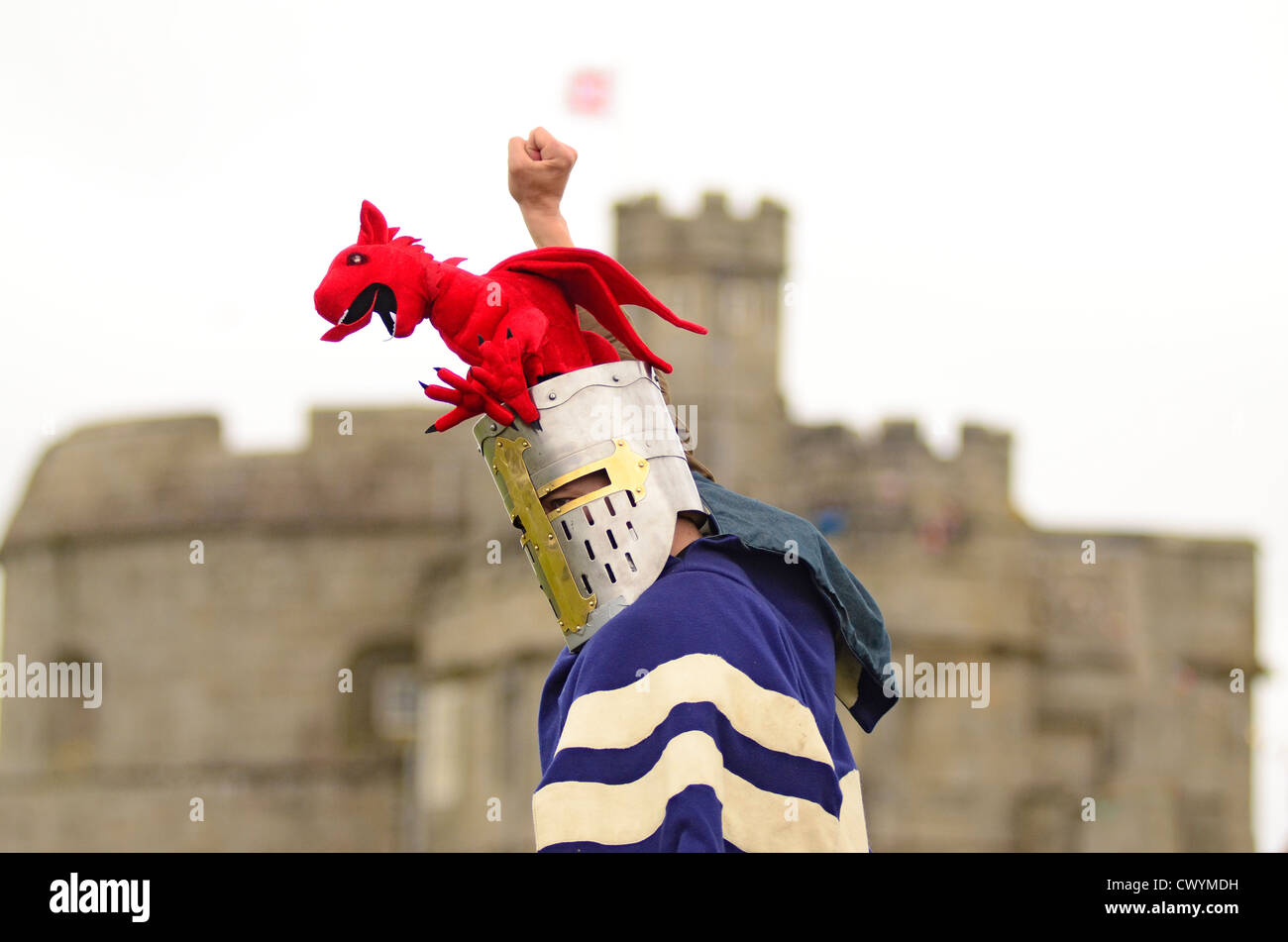 Knight n amour devant le Château de Pendennis Falmouth Cornwall Uk Banque D'Images