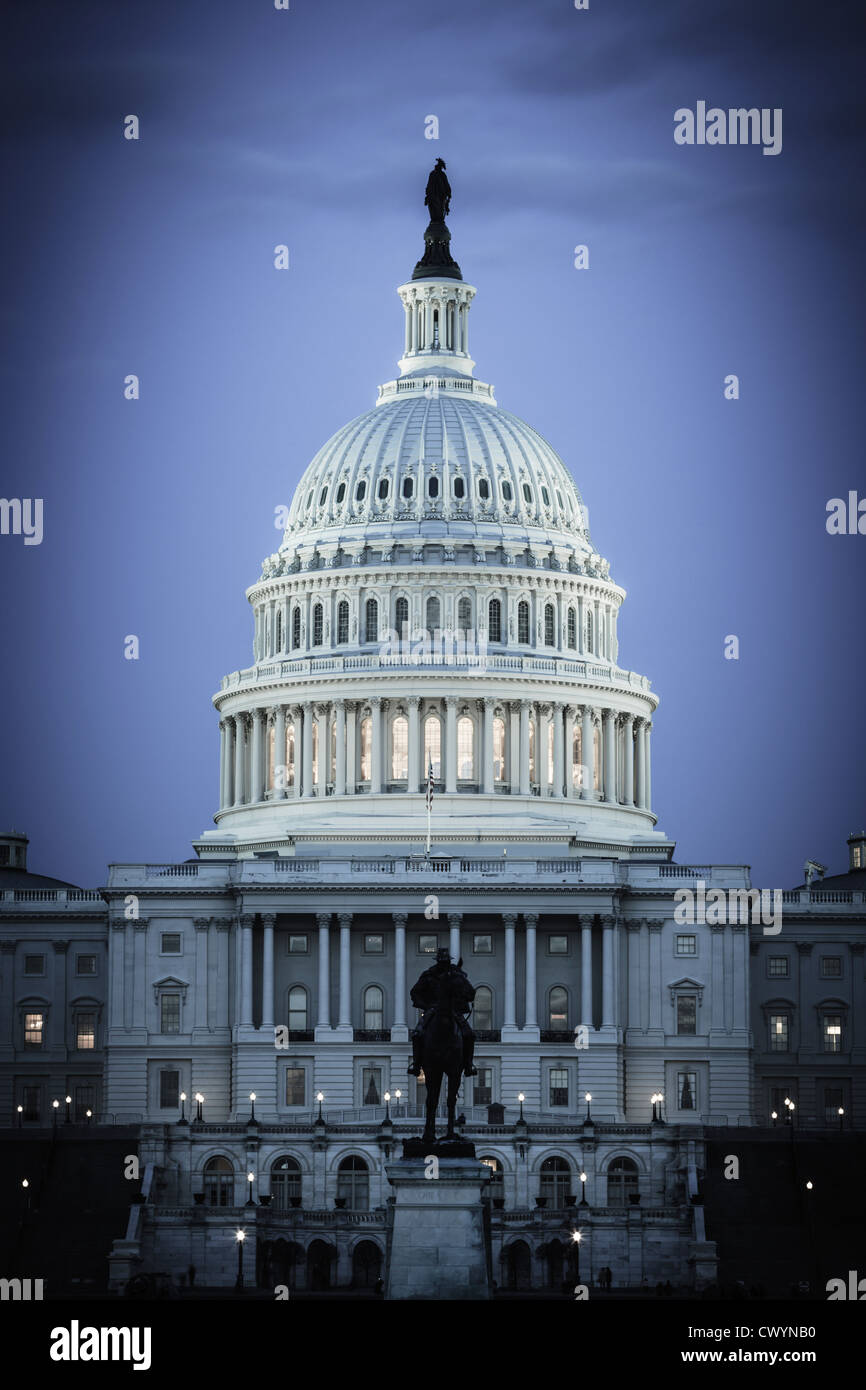 Le United States Capitol building at night. Banque D'Images