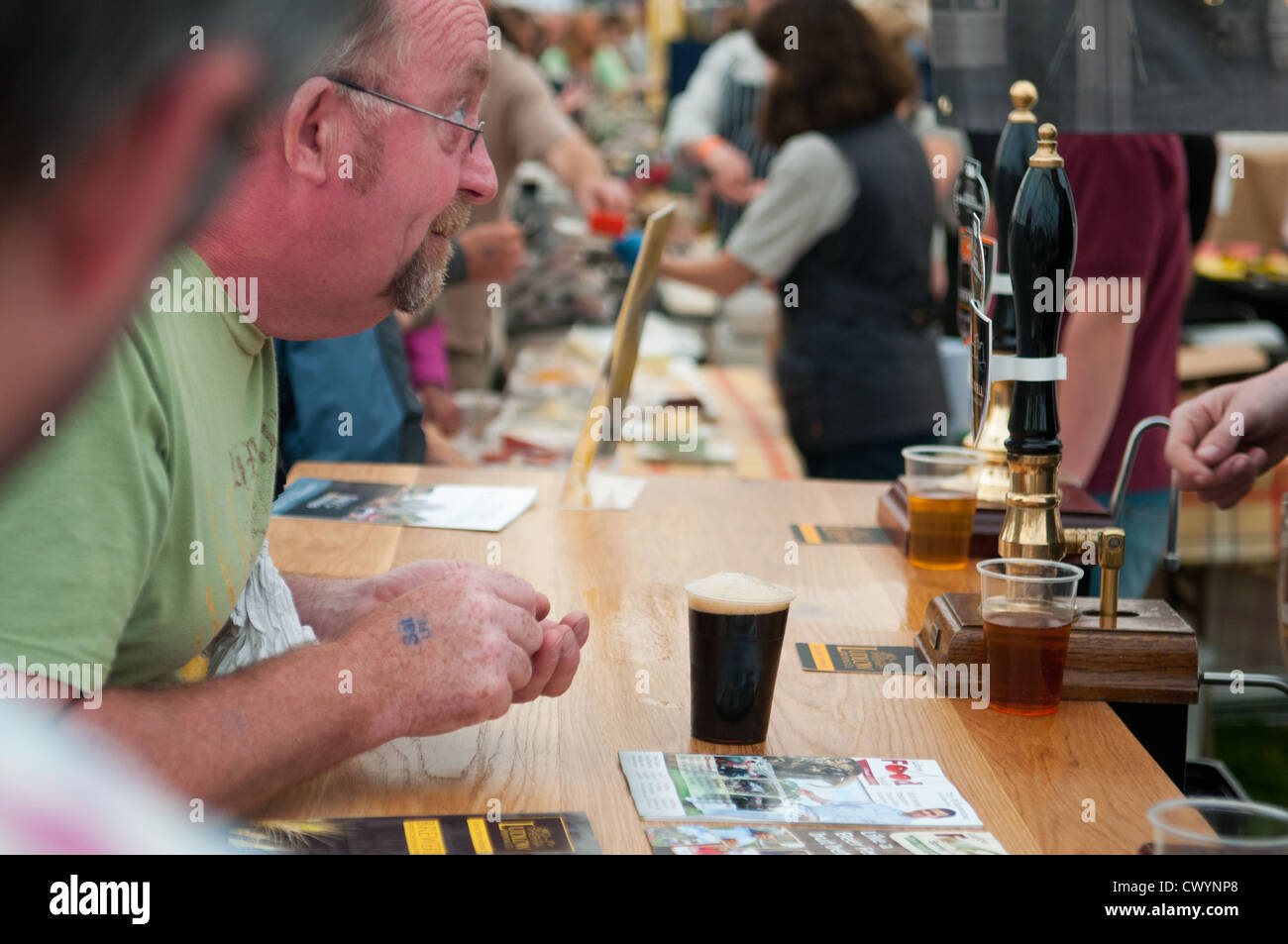 La bière étant servedduring le Ludlow Food Festival 2012 Banque D'Images