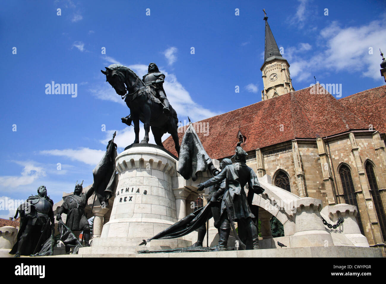 Cluj-Napoca, Roumanie. Statue de Matthias Corvin en face de l'église Saint-Michel Banque D'Images