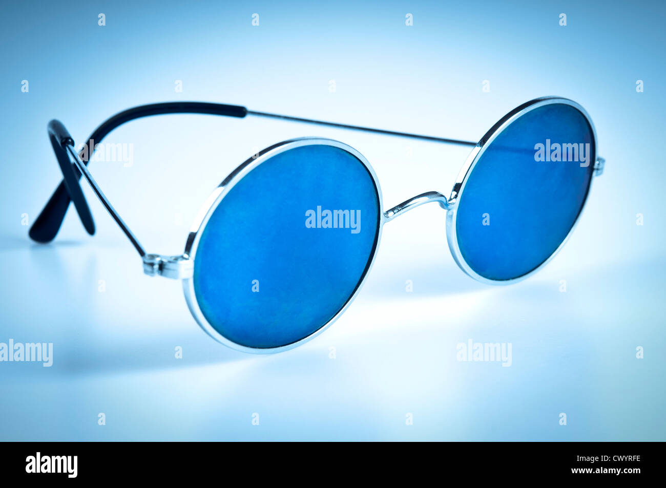 Les verres de lunettes ronde bleu Banque D'Images