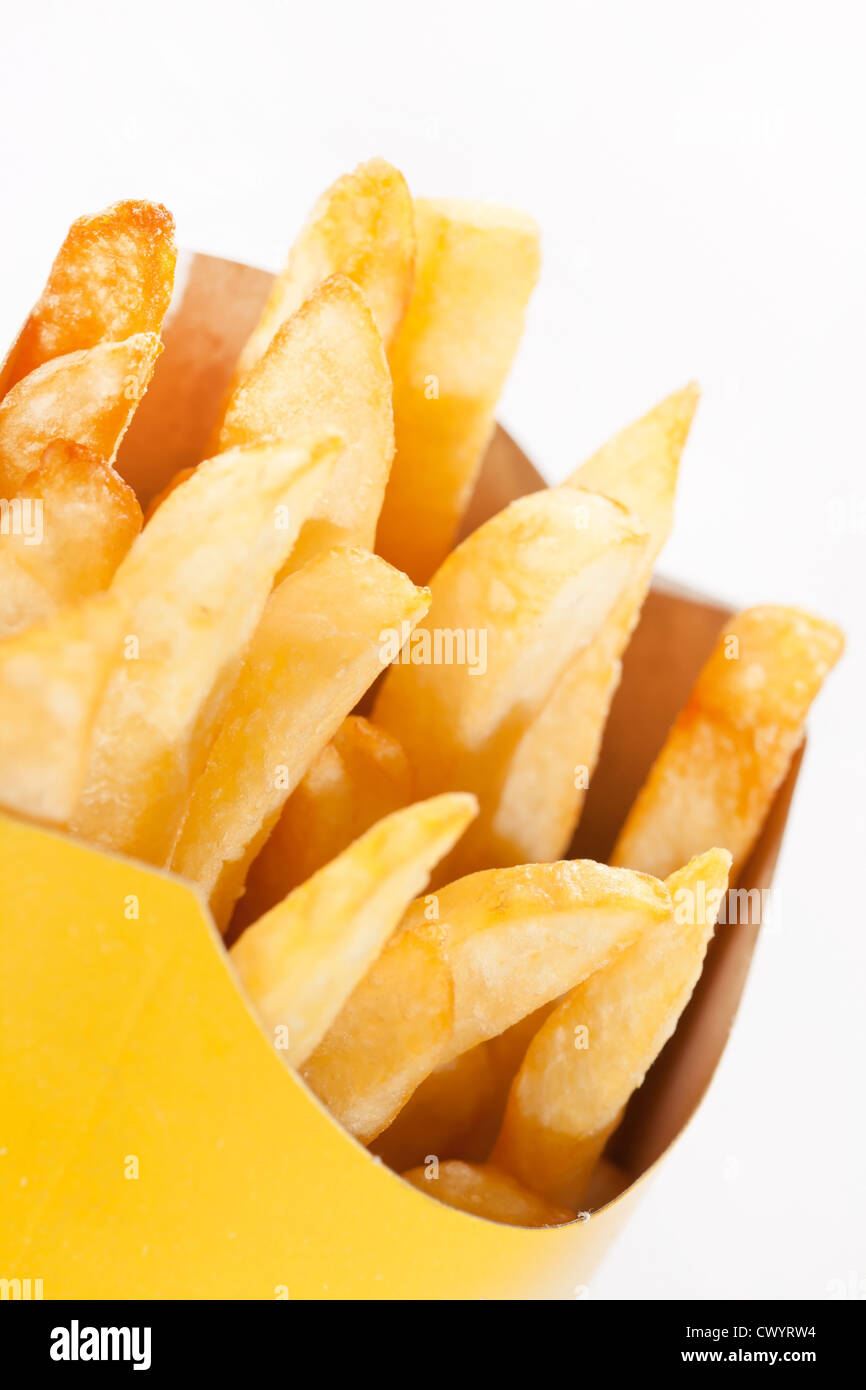 Les frites sur un fond blanc Banque D'Images