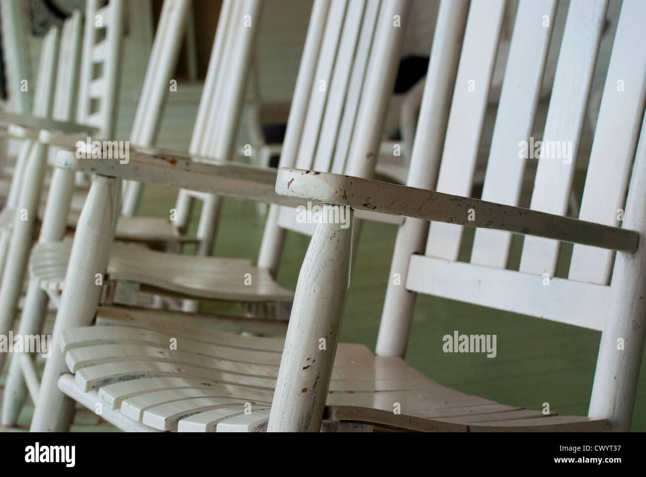 Des chaises à bascule par le porche Banque D'Images