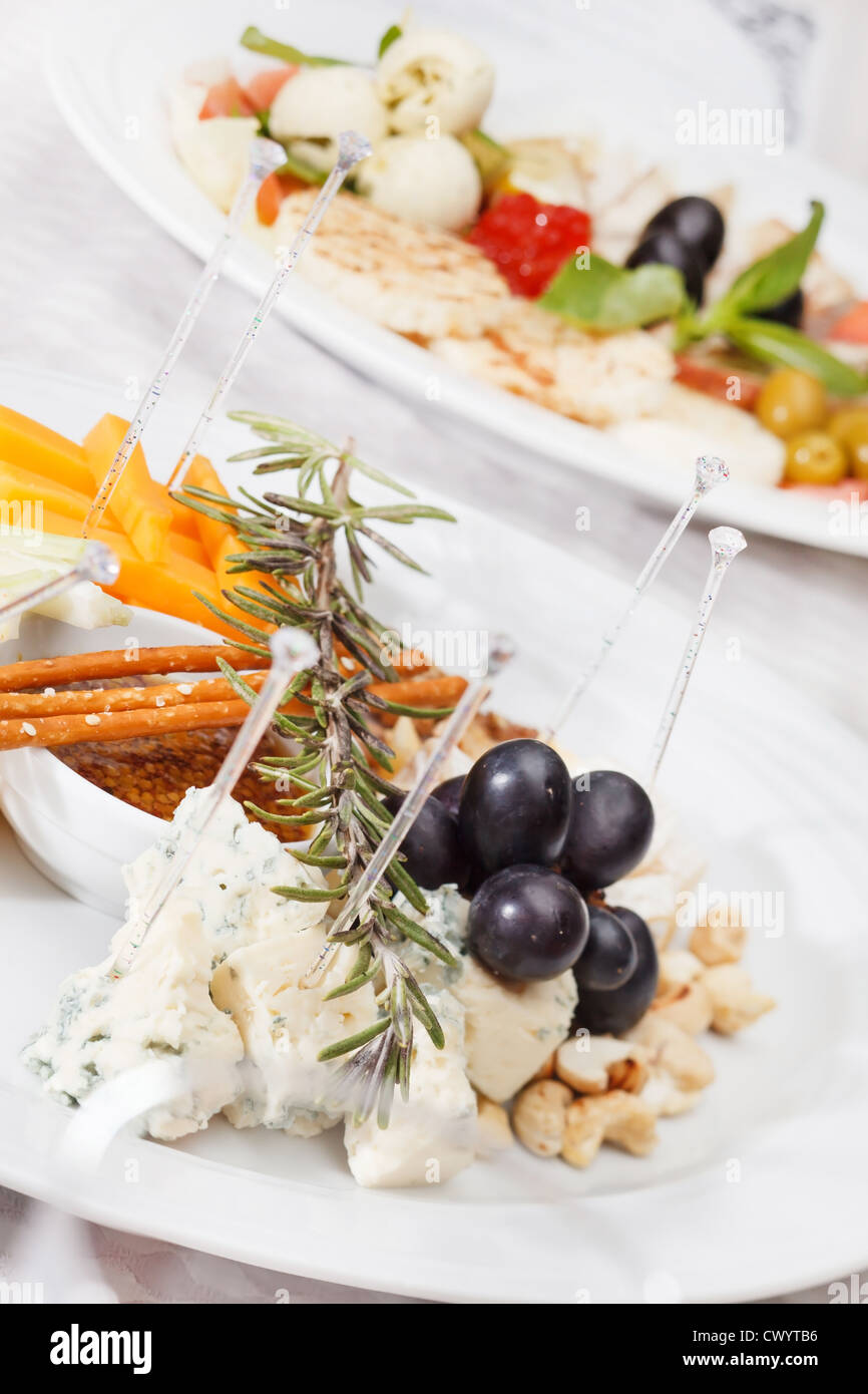 Assiette de fromage avec des raisins et du miel Banque D'Images