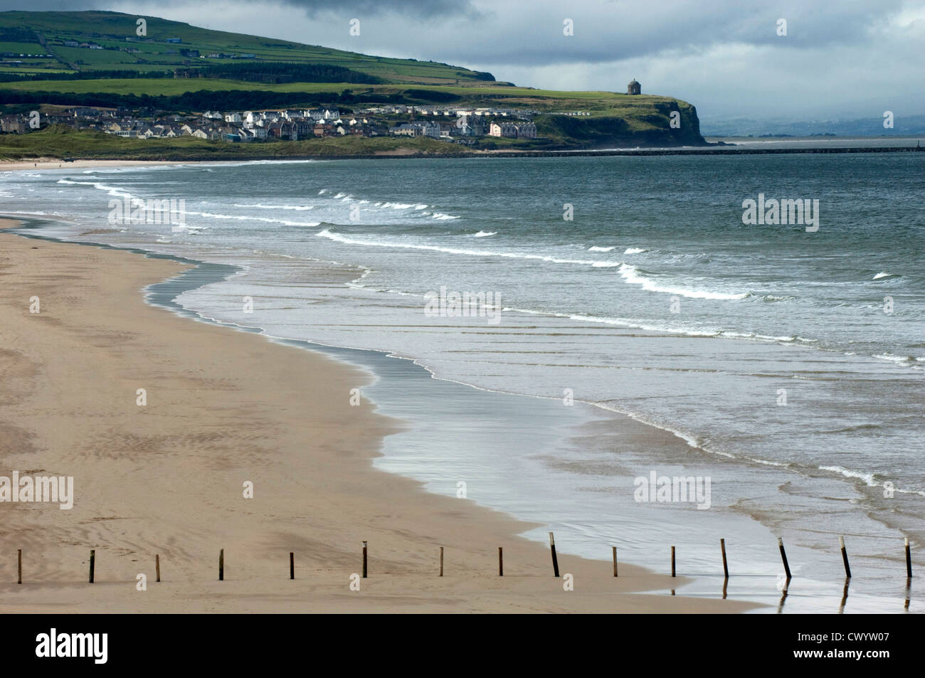 Seascape view de Castlerock et Temple Mussenden vus de Portrush beach. Banque D'Images