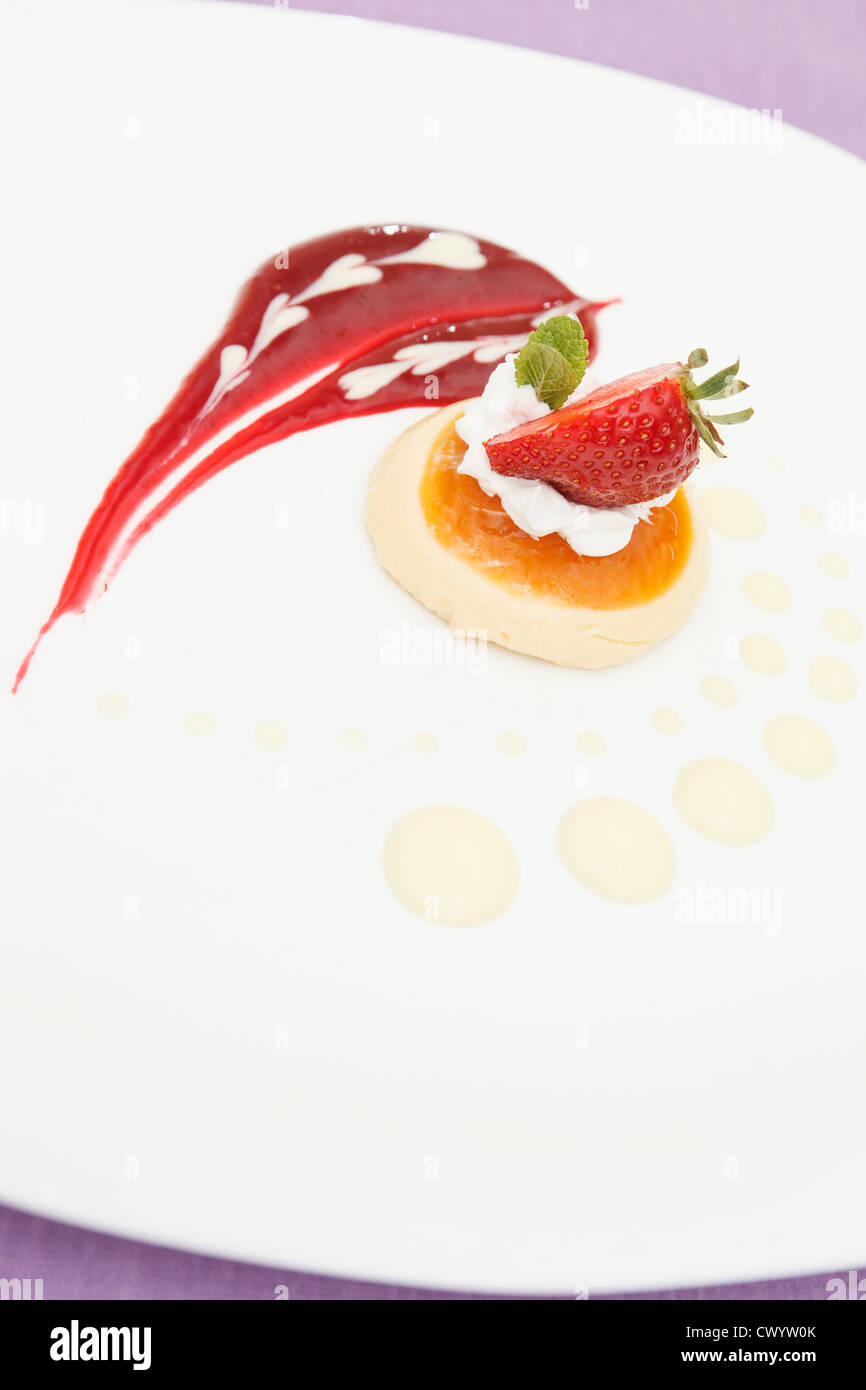 Panna cotta dessert italien avec strawberry Banque D'Images
