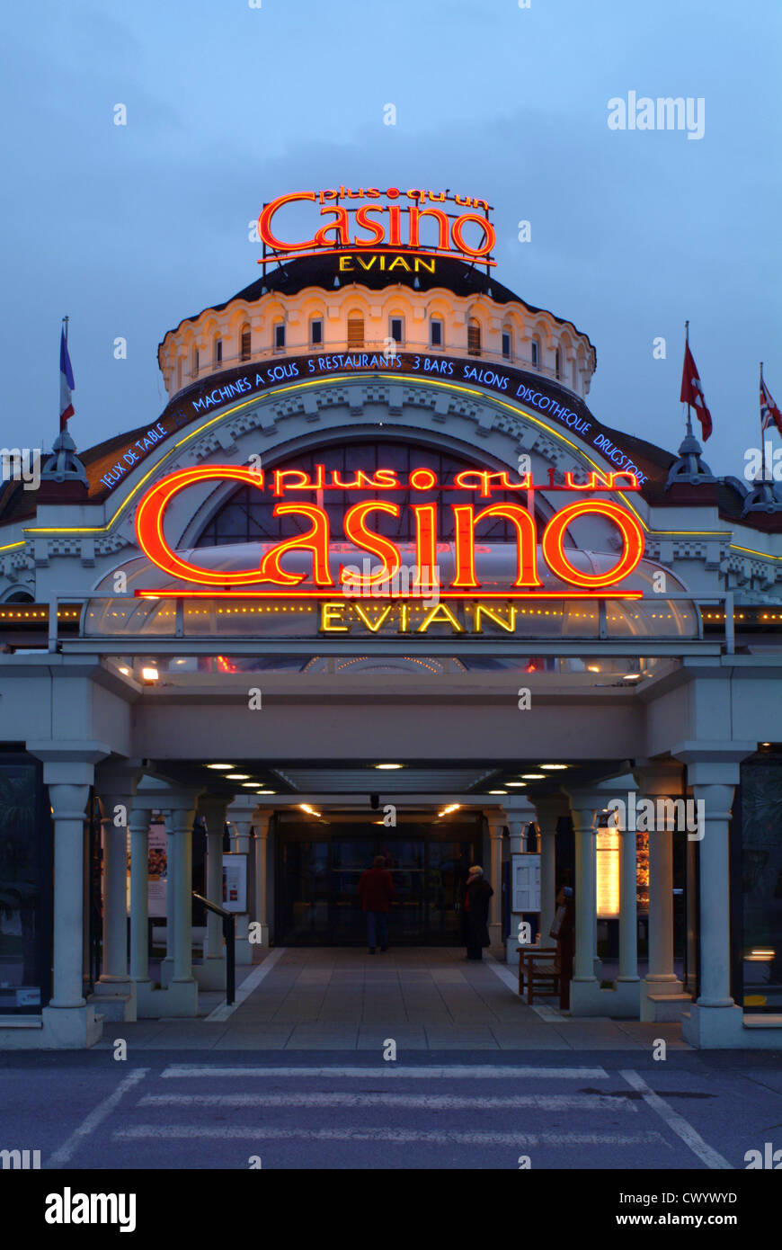 Casino d'Evian-les-Bains la nuit, France Banque D'Images