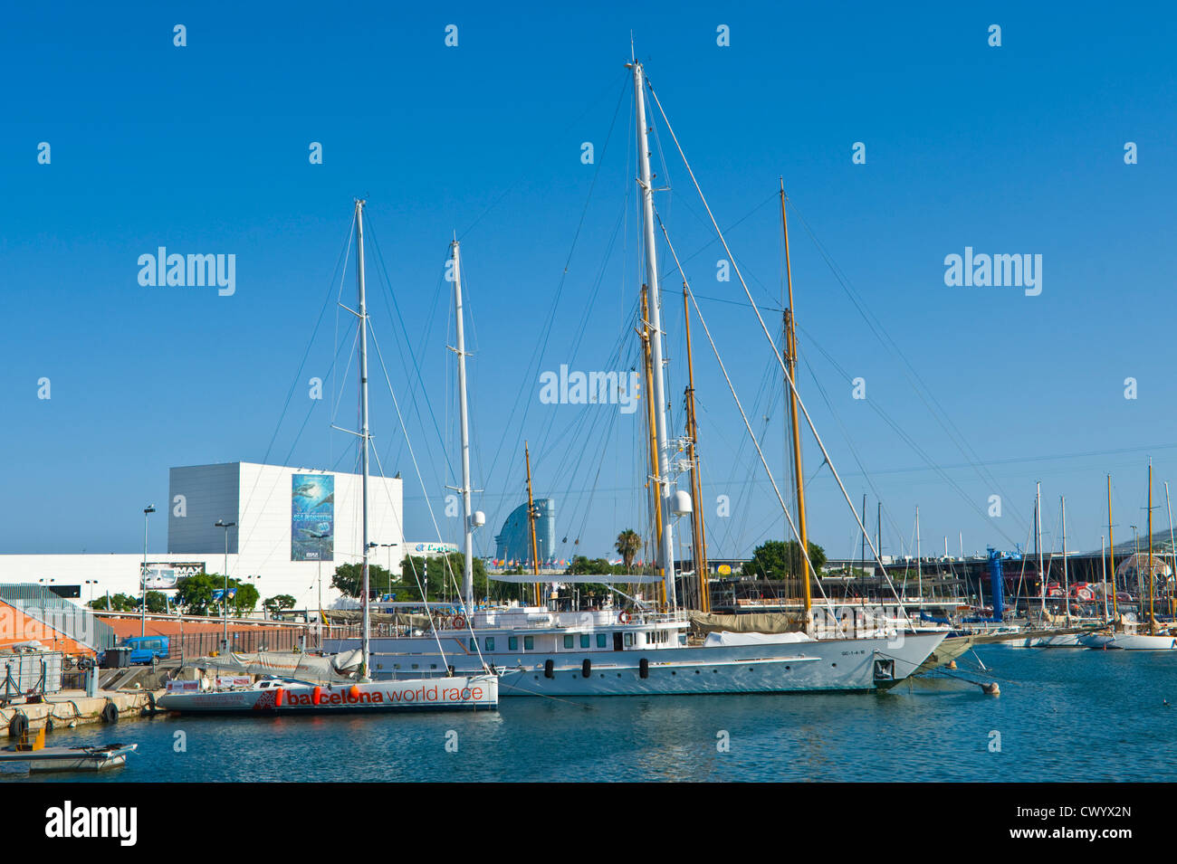 Marina avec des yachts amarrés au port Vell Barcelona La Catalogne Espagne ES Banque D'Images