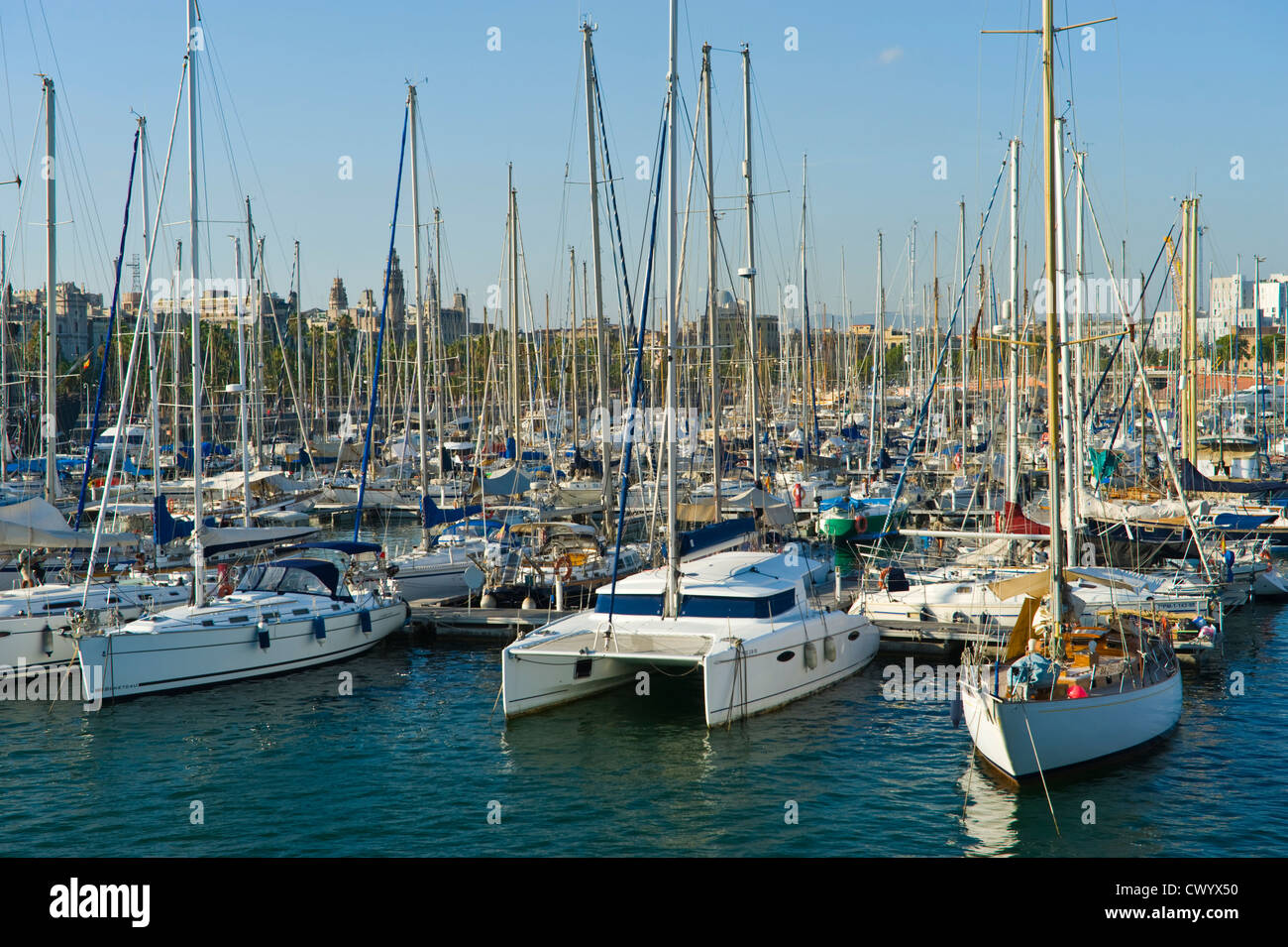 Marina avec des yachts amarrés au port Vell Barcelona La Catalogne Espagne ES Banque D'Images