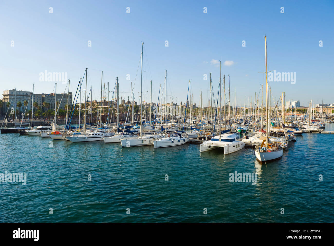 Marina avec des yachts amarrés au port Vell Barcelona La Catalogne Espagne ES Banque D'Images