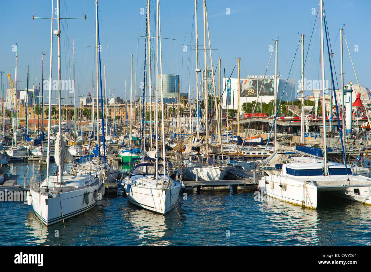 Marina avec des yachts amarrés au port Vell Barcelona La Catalogne Espagne ES Banque D'Images