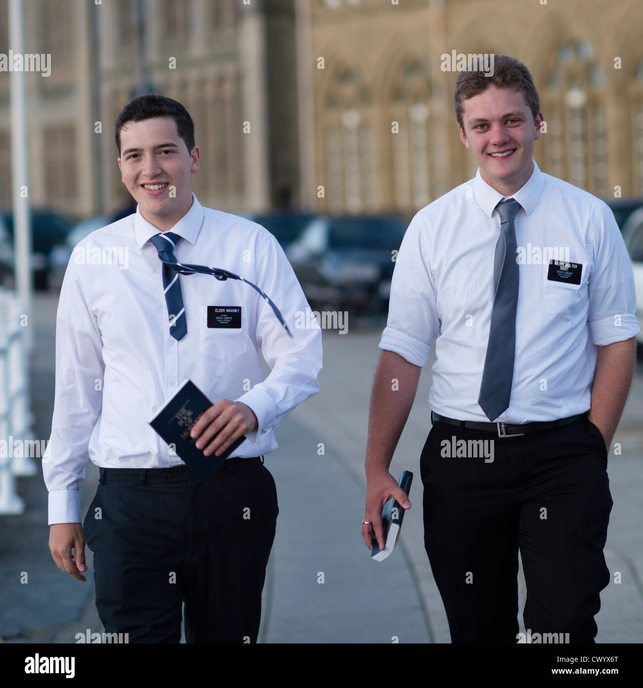 Deux jeunes Mormon (Église de Jésus-Christ des Saints des Derniers Jours) missionnaires, Aberystwyth Wales UK Banque D'Images