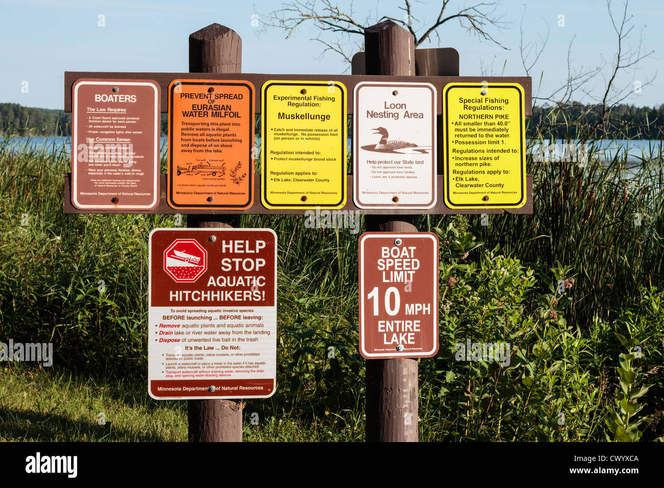 Plusieurs affiches expliquant l'extérieur loisirs de lignes directrices pour la pêche et le bateau - lac Itasca State Park, Minnesota. Banque D'Images