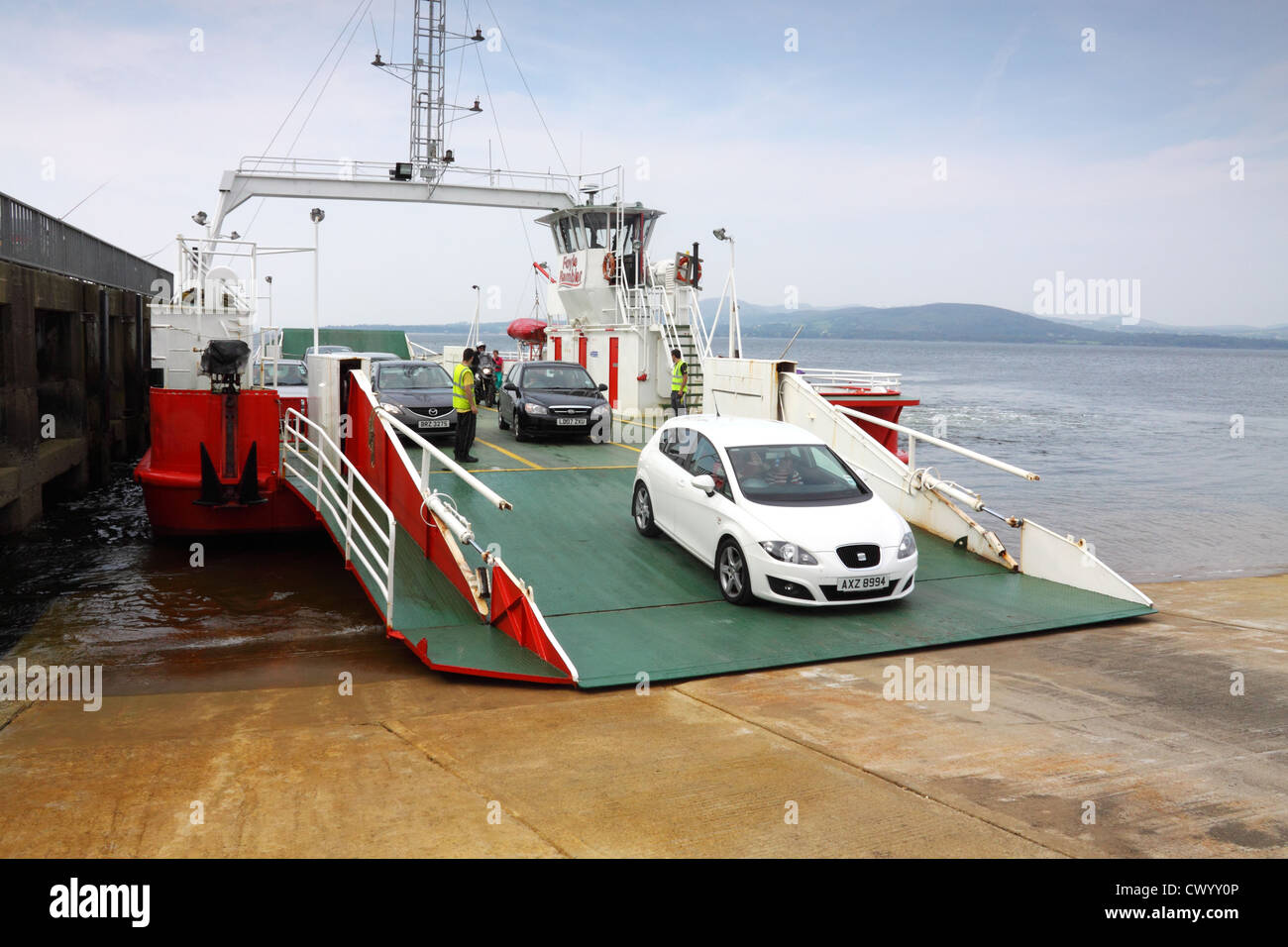 Le débarquement des véhicules le ferry à Hammerfest, comté de Donegal, Irlande Banque D'Images