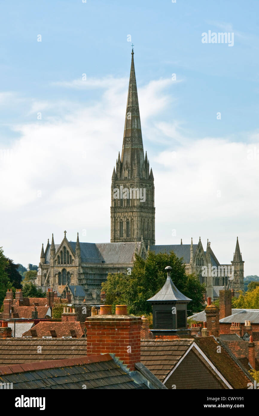 Une vue de la cathédrale de Salisbury prises sur les toits de Salisbury Banque D'Images