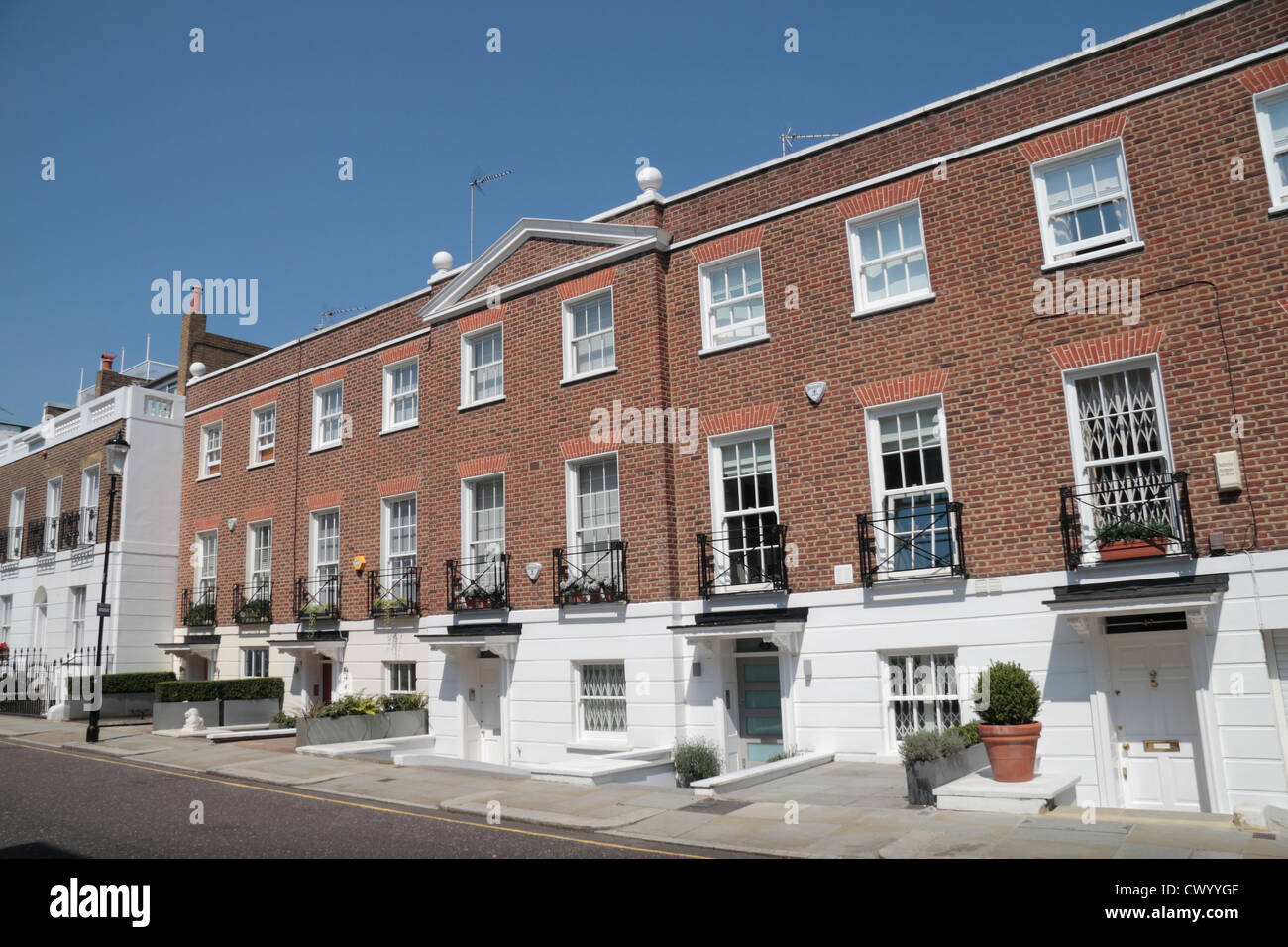 Vue générale de l'histoire moderne de trois propriétés en terrasses le long de la rue Shawfield, Chelsea, London, SW3, au Royaume-Uni. Banque D'Images