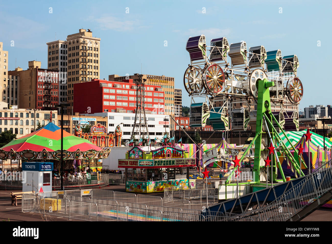 Carnival manèges sont mis en place dans la région de Duluth (Minnesota) pour le 4 juillet Jour de l'indépendance Fête. Banque D'Images