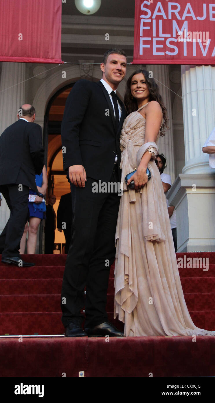 Le footballeur bosniaque Edin Dzeko et sa femme Amra Silajdzic Dzeko au tapis rouge du Festival du film de Sarajevo Banque D'Images