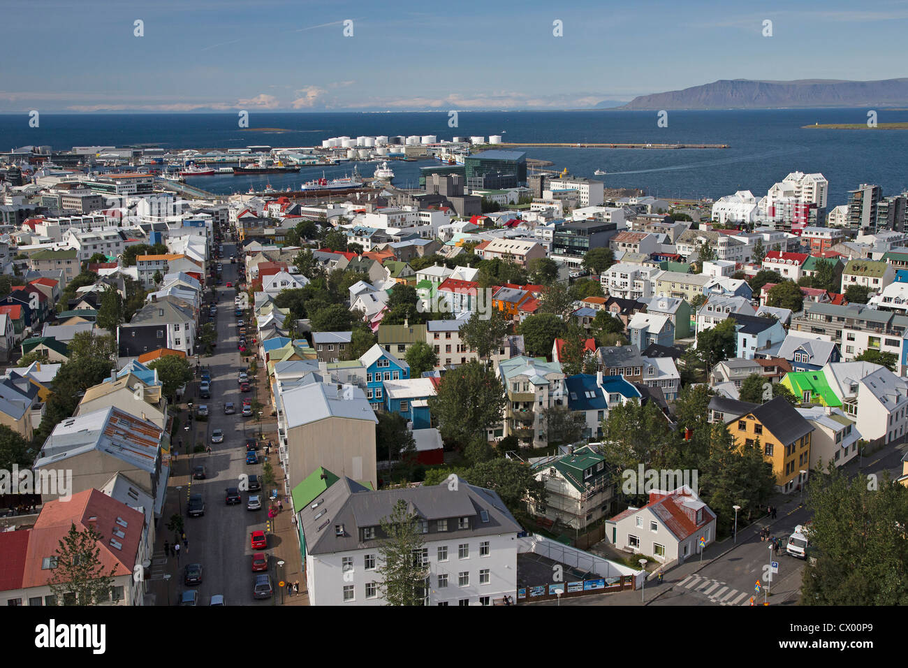 Vue aérienne du port de Reykjavik et de la tour de l'église Hallgrimskirkja. Banque D'Images Vue aérienne du port de Reykjavik et de la tour de l'église Hallgrimskirkja. Banque D'Images