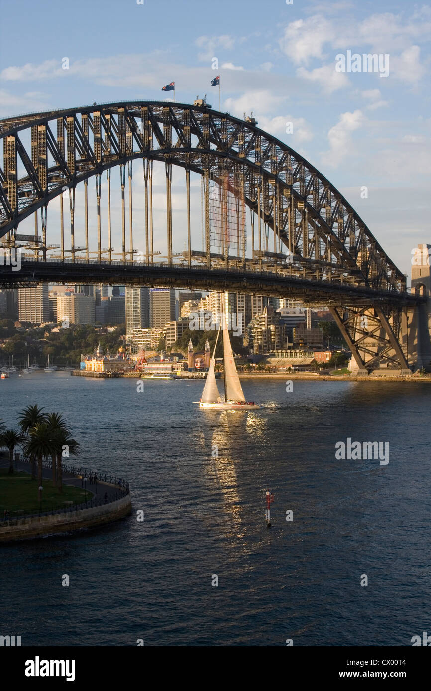 Location de bateau à sous le pont du port de Sydney Banque D'Images