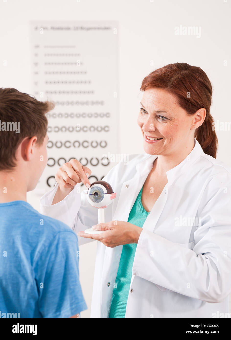 Adolescent de sexe masculin à l'ophtalmologiste. Banque D'Images