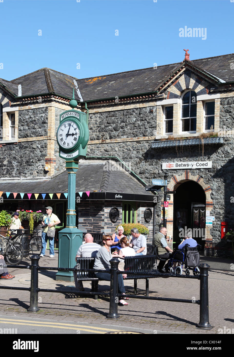 Les gens assis dehors Betws y Coed railway station North Wales, UK Banque D'Images