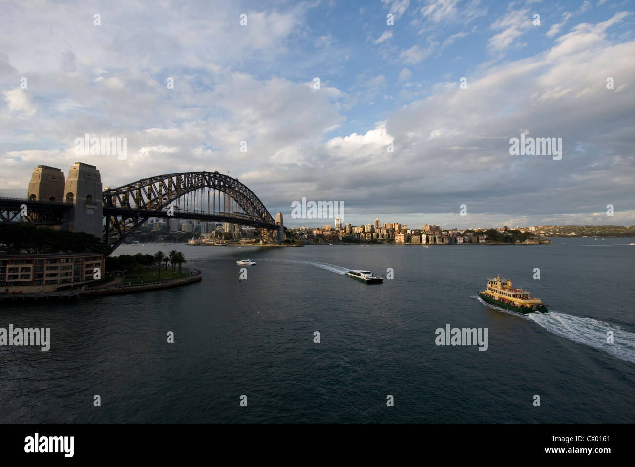Ferry en direction de Sydney Harbour Bridge, Sydney, New South Wales, Australia Banque D'Images