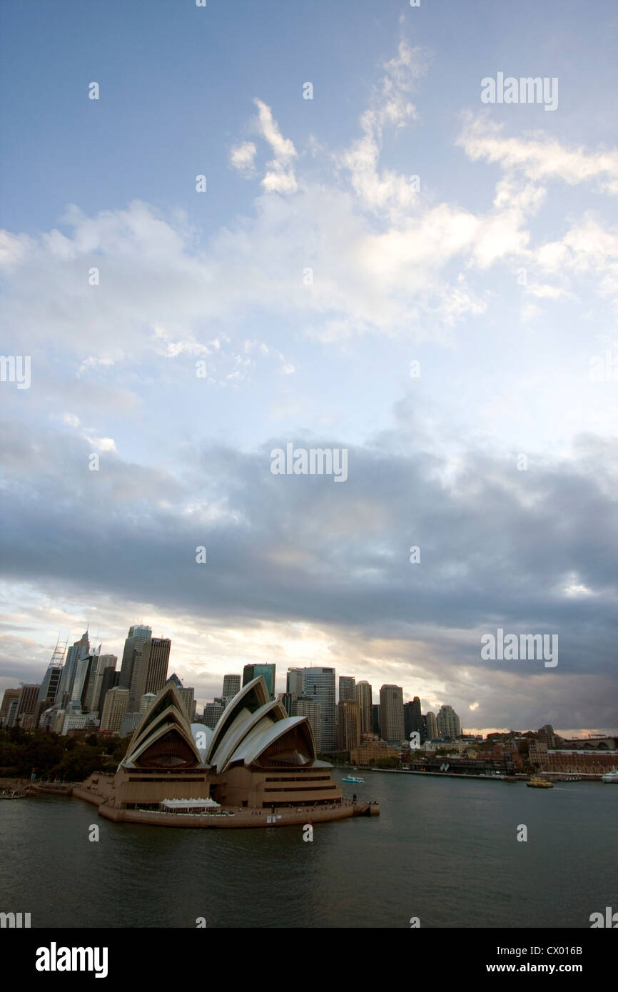 La voile en passant par l'Opéra House de Sydney au lever du soleil, Sydney, New South Wales, Australia Banque D'Images