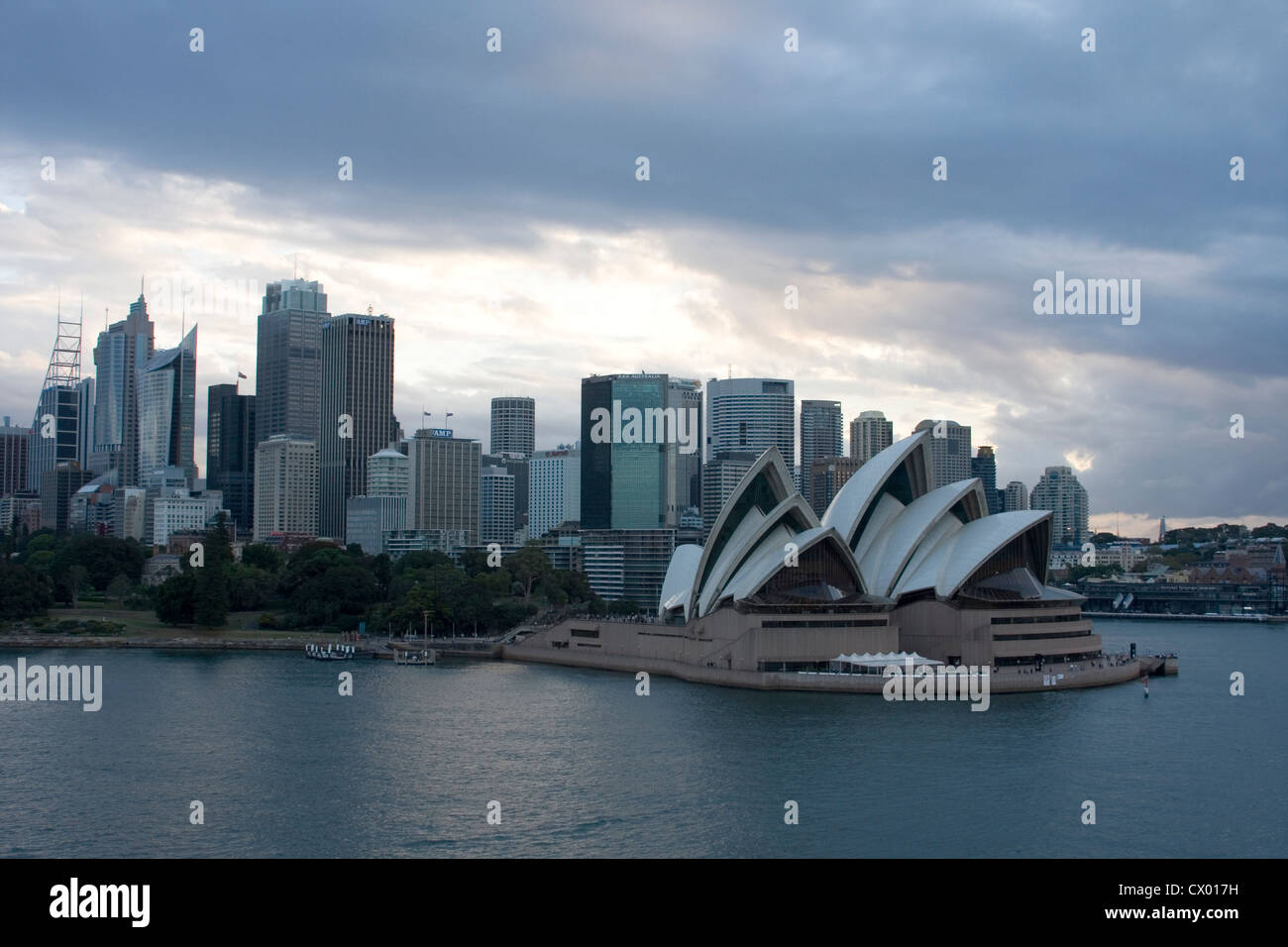La voile en passant par l'Opéra House de Sydney à l'aube, Sydney, New South Wales, Australia Banque D'Images