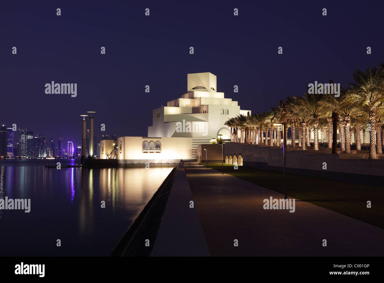 Musée d'Art islamique de Doha est éclairée la nuit. Le Qatar, au Moyen-Orient Banque D'Images