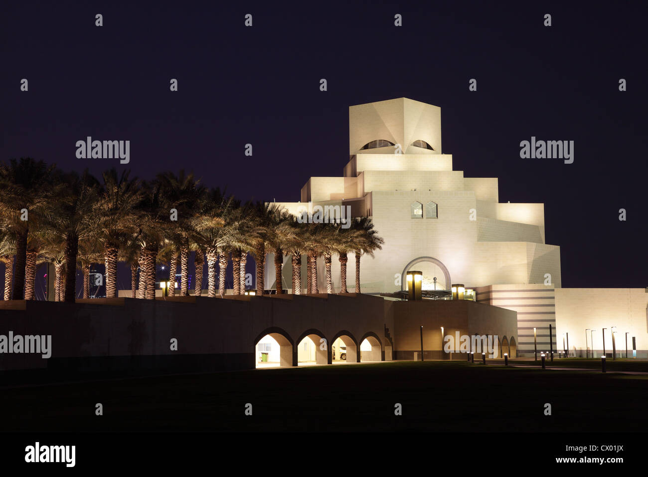 Musée d'Art islamique de Doha est éclairée la nuit. Le Qatar, au Moyen-Orient Banque D'Images