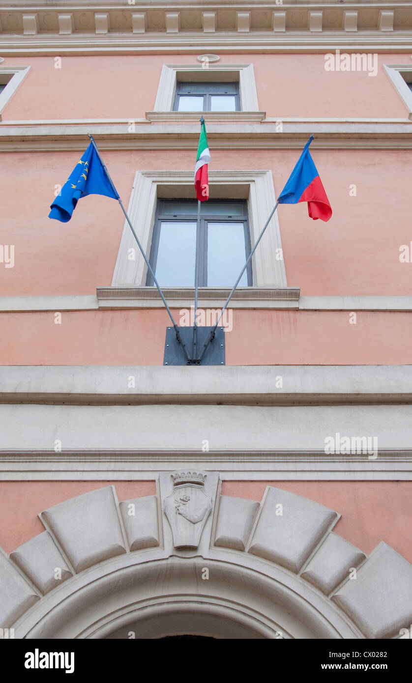 Drapeaux suspendus à un édifice municipal à Bracciano, lazio, Italie Banque D'Images