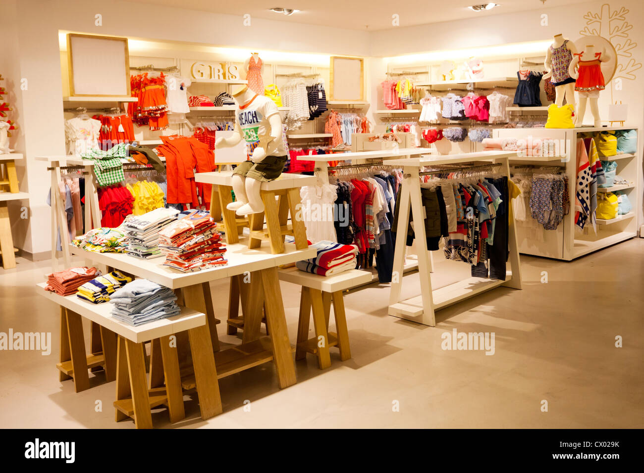 Magasin de vetements pour enfants Banque de photographies et d images a haute resolution Alamy